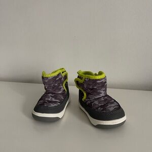 Stride Rite 3m Green and Gray Boots with Velcro Closure